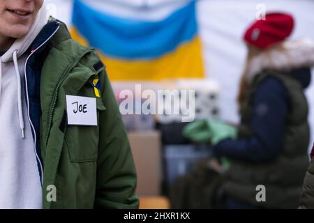 Volontaires distribuant de la nourriture et des boissons aux réfugiés à la frontière ukrainienne, concept d'aide humanitaire. Banque D'Images