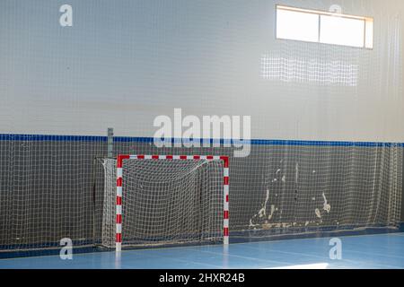 Salle de sport pour jouer au futsal, mini-football. Intérieur d'une salle de sport pour le football ou le handball Banque D'Images