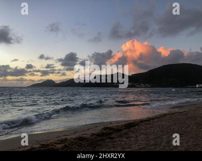 St Kitts lever de soleil au-dessus de l'océan avec des nuages Banque D'Images