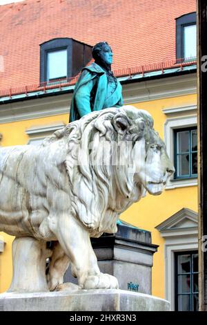 Munich, statue de lion bavarois en face de Feldherrnhalle, Bavière Banque D'Images