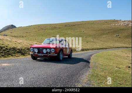 Voiture classique Alfa Romeo Giulia en passant par les Pyrénées de la France à l'Espagne Banque D'Images