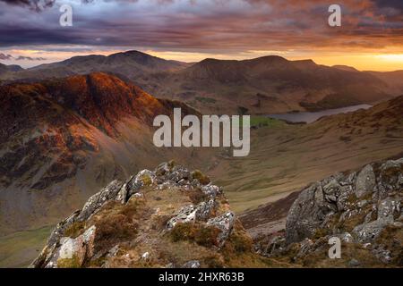 Vue panoramique sur les montagnes Cumbriennes avec coucher de soleil spectaculaire dans le ciel. Prise de Dale Head en regardant vers Newlands Pass et Buttermere. Banque D'Images