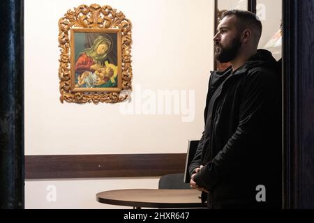 Lviv, Ukraine. 13th mars 2022. Un homme vu prier à l'intérieur de l'église Saints Pierre et Paul Garrison. Des prières ont eu lieu dans l'église Saints Pierre et Paul Garrison, l'église historique de Lviv, pour pleurer les Ukrainiens qui sont morts et prier pour la paix. Crédit : SOPA Images Limited/Alamy Live News Banque D'Images