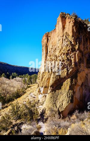 Vue sur la falaise principale et le canyon de Frijoles dans le monument national de Bandelier au Nouveau-Mexique Banque D'Images
