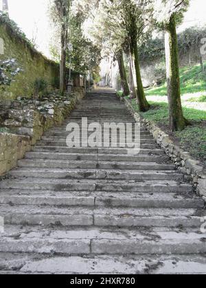 Escalier abrupt menant au village médiéval Banque D'Images