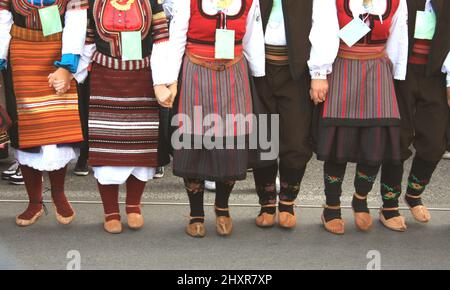 Groupe folklorique de Serbie vêtu de vêtements traditionnels est pr Banque D'Images