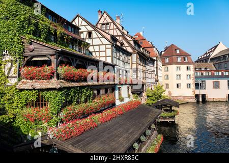 France, Strasbourg, le centre historique classé au patrimoine mondial de l'UNESCO, la petite France : le restaurant au Pont Saint Martin. Banque D'Images