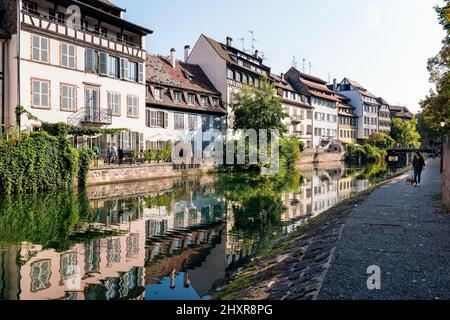 France, Strasbourg, le centre historique classé au patrimoine mondial de l'UNESCO, le long des rives de l'Ill. Banque D'Images