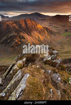 Vues spectaculaires sur les montagnes du Lake District avec des nuages sombres sur Honister Pass. La lumière du soir peut être vue sur les magnifiques collines de Lakeland. Banque D'Images