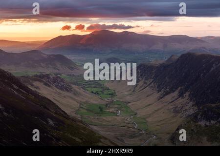 Lumière rouge éclatante du magnifique coucher de soleil illuminant les sommets des montagnes dans le Lake District, Royaume-Uni. Paysage britannique avec des nuages spectaculaires. Banque D'Images