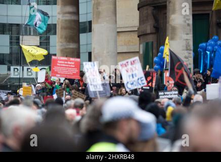 Les participants se réunissent pour un rassemblement mondial pour la liberté devant la BBC Broadcasting House à Londres. Banque D'Images