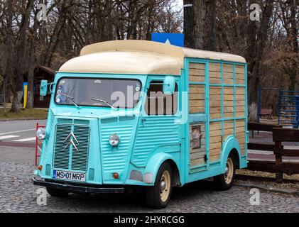 Vieille fourgonnette bleu clair Citroën HY garée dans un parc Banque D'Images