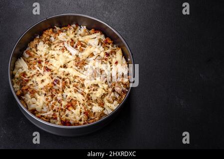 Délicieux plat sain de chou-fleur et de viande hachée au fromage sans lactose ainsi que d'épices et d'herbes Banque D'Images