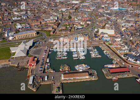 Vue aérienne depuis le drone du port d'Arbroath, Angus, Écosse, Royaume-Uni Banque D'Images