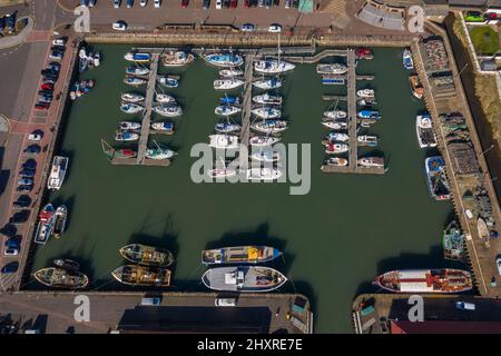 Vue aérienne depuis le drone du port d'Arbroath, Angus, Écosse, Royaume-Uni Banque D'Images