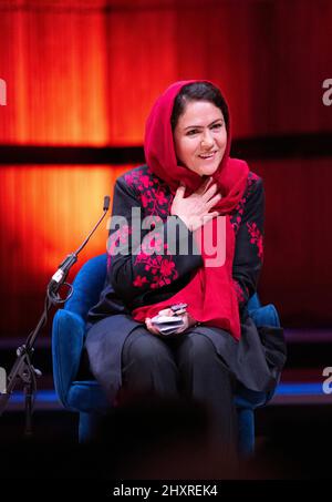 Fawzia Koofi, ancienne députée au Parlement afghan, est la première femme vice-présidente qui a reçu cette année le prix Anna Politkovskaya Banque D'Images