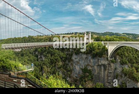 Les ponts de la Caille, Cruseilles, , France *** Légende locale *** paysage, forêt, bois, arbres, été, montagnes, collines, personnes, suspension de la brid Banque D'Images