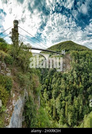 Les ponts de la Caille, Cruseilles, , France *** Légende locale *** paysage, forêt, bois, arbres, été, montagnes, collines, pont suspendu, Banque D'Images