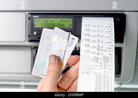 Olomouc Tchèque Rep Jan 7th 2021 main tenant une carte de conducteur numérique, carte de débit bancaire devant un tachygraphe numérique. Aucune donnée personnelle Banque D'Images