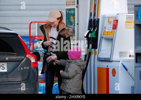 Varsovie, Pologne. 10th mars 2022. Une femme est vue à une station de pompe à gaz Shell à Varsovie, en Pologne, le 10 mars 2022. Credit: SIPA USA/Alay Live News Banque D'Images