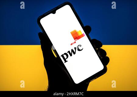 Sur cette photo, un logo PricewaterhouseCoopers (PWC) apparaît sur un smartphone avec un drapeau de l'Ukraine en arrière-plan. Banque D'Images