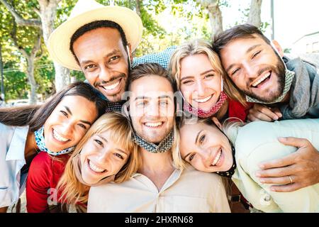 Des amis multiculturels prenant heureux selfie avec des masques ouverts de visage après la réouverture de verrouillage - Nouveau concept d'amitié normale de style de vie avec les jeunes h Banque D'Images