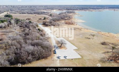 Vue aérienne des parkings près d'une aire de pique-nique au bord du lac Grapevine, Texas, États-Unis Banque D'Images