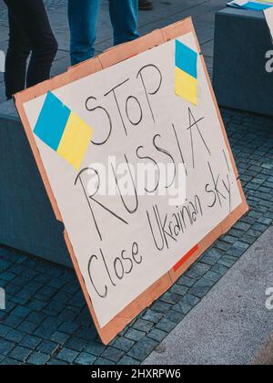 Une affiche dans la rue en soutien de l'Ukraine à Berlin, Allemagne Banque D'Images
