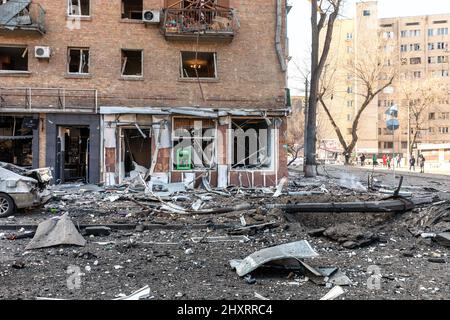 Kiev, Ukraine. 14th mars 2022. Un bâtiment a été gravement endommagé suite à une attaque de bombardements russes. Les forces russes poursuivent leur invasion à grande échelle en Ukraine. Jusqu'à présent, leur offensive a fait fuir jusqu'à 2 millions de personnes, suscitant des critiques et des protestations de la part de gens du monde entier. Crédit : SOPA Images Limited/Alamy Live News Banque D'Images