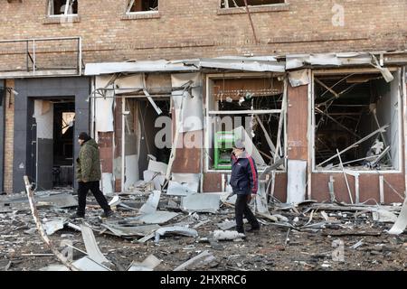 Kiev, Ukraine. 14th mars 2022. Les gens traversent les ruines à la suite d'une attaque de bombardements russes. Les forces russes poursuivent leur invasion à grande échelle en Ukraine. Jusqu'à présent, leur offensive a fait fuir jusqu'à 2 millions de personnes, suscitant des critiques et des protestations de la part de gens du monde entier. Crédit : SOPA Images Limited/Alamy Live News Banque D'Images