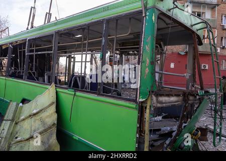 Kiev, Ukraine. 14th mars 2022. Un bus a été gravement endommagé suite à une attaque de bombardements russes. Les forces russes poursuivent leur invasion à grande échelle en Ukraine. Jusqu'à présent, leur offensive a fait fuir jusqu'à 2 millions de personnes, suscitant des critiques et des protestations de la part de gens du monde entier. (Photo de Mykhaylo Palinchak/SOPA Images/Sipa USA) crédit: SIPA USA/Alay Live News Banque D'Images