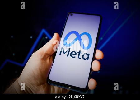 Le logo Meta Platfroms est visible sur un dévièce mobile dans cette illustration photo à Varsovie, en Pologne, le 23 février 2022. Banque D'Images