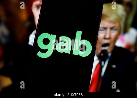 Le logo de Gab alt-TECH sur les médias sociaux avec une image de l'ancien président américain Donald Trump est vu dans cette photo à Varsovie, en Pologne, le 23 février Banque D'Images