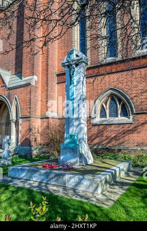 Le monument commémoratif de guerre classé de Grade II à l'extérieur de l'église St Luke, à Bromley, dans le sud de Londres. Banque D'Images