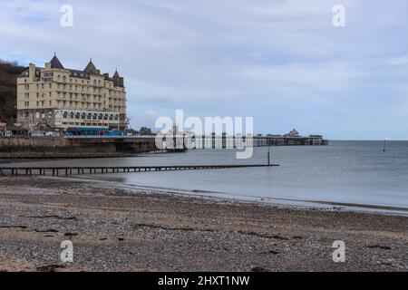 Vue sur la jetée de Llandudno et le Grand Hotel Banque D'Images