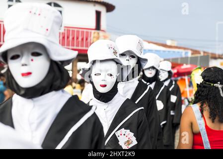 Gros plan des personnes portant des masques et des costumes de carnaval au Carnaval de Maragojipe à Maragogipe, Brésil Banque D'Images