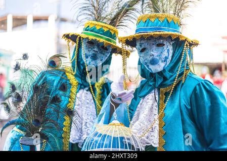 Gros plan des personnes portant des masques et des costumes de carnaval au Carnaval de Maragojipe à Maragogipe, Brésil Banque D'Images