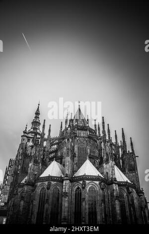 Photo en niveaux de gris de la cathédrale Saint-Vitus contre un ciel bleu à Prague, République tchèque Banque D'Images