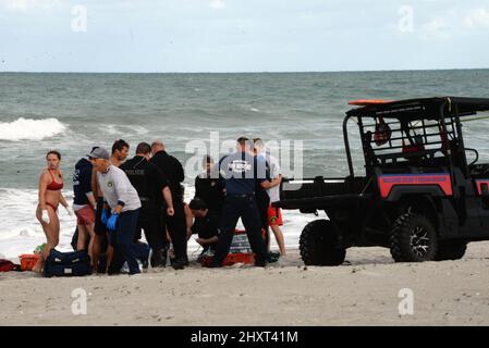 Indialantic. Comté de Brevard, Floride. ÉTATS-UNIS. 13 mars 2022. Brevard County Ocean Rescue, unités LG5, LG6, Ocean 3, Brevard County Fire Rescue Units R63, SQ63, Indialantic Fire Rescue avec Indialantic police Department tous les aider à des mesures de sauvetage pour un nageur tiré de l'océan à l'Indialantic Boardwalk et 8th Av L'homme de 25 ans a été transporté au centre médical régional de Holmes par l'ambulance de secours d'incendie du comté de Brevard et est dans un état critique sur le soutien de la vie. Crédit : Julian Leek/Alay Live News Banque D'Images