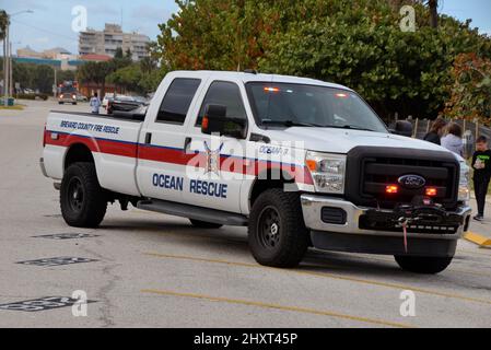 Indialantic. Comté de Brevard, Floride. ÉTATS-UNIS. 13 mars 2022. Brevard County Ocean Rescue, unités LG5, LG6, Ocean 3, Brevard County Fire Rescue Units R63, SQ63, Indialantic Fire Rescue avec Indialantic police Department tous les aider à des mesures de sauvetage pour un nageur tiré de l'océan à l'Indialantic Boardwalk et 8th Av L'homme de 25 ans a été transporté au centre médical régional de Holmes par l'ambulance de secours d'incendie du comté de Brevard et est dans un état critique sur le soutien de la vie. Crédit : Julian Leek/Alay Live News Banque D'Images