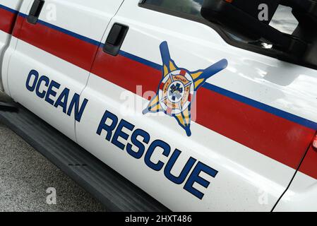 Indialantic. Comté de Brevard, Floride. ÉTATS-UNIS. 13 mars 2022. Brevard County Ocean Rescue, unités LG5, LG6, Ocean 3, Brevard County Fire Rescue Units R63, SQ63, Indialantic Fire Rescue avec Indialantic police Department tous les aider à des mesures de sauvetage pour un nageur tiré de l'océan à l'Indialantic Boardwalk et 8th Av L'homme de 25 ans a été transporté au centre médical régional de Holmes par l'ambulance de secours d'incendie du comté de Brevard et est dans un état critique sur le soutien de la vie. Crédit : Julian Leek/Alay Live News Banque D'Images