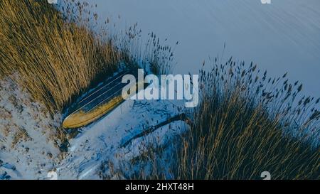 Un ensemble de bateaux s'assoient sous un environnement hivernal de crépuscule. Banque D'Images