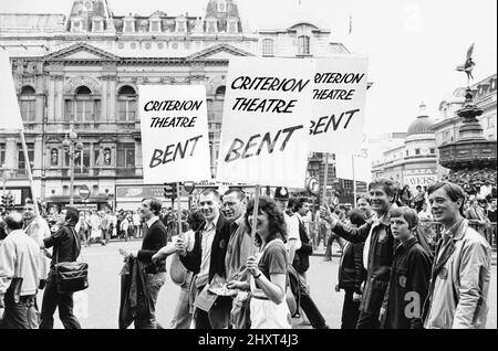 Centre : Ian McKennen et Tom Bell avec des acteurs de la pièce BENT (en arrière-plan au Criterion Theatre) défilant aux côtés d'artistes d'autres productions du West End pour protester contre l'imposition de la taxe sur la valeur ajoutée (TVA) sur les billets de théâtre. Photographié à Piccadilly Circus, Londres W1 en juillet 1979. Banque D'Images