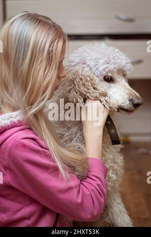 Adolescente et un grand chien - coolé royal. Banque D'Images