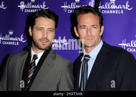 Jason Priestley et Luke Perry lors de la tournée de presse d'hiver 2011 de TCA - Hallmark Channels - arrivées, tenue à la Maison du Tournoi, Pasadena. Banque D'Images