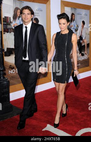 Ashton Kutcher et demi Moore lors de la première de Los Angeles « No Strings attached », qui s'est tenue au Regency Village Theatre, Westwood. Banque D'Images