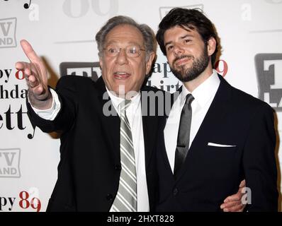 George Segal et Johnathan McClain lors de la fête d'anniversaire 89th de Betty White, organisée au Cirque de New York. Banque D'Images