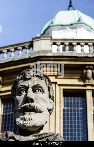 Un des chefs d'empereur Sheldonian, un ensemble de bustes (ou hermes) devant le Sheldonian Theatre à Oxford, Angleterre, Royaume-Uni Banque D'Images