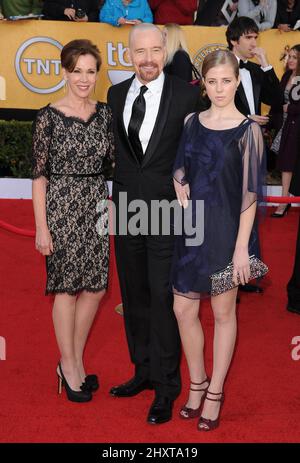 Bryan Cranston, Robin Dearden et Taylor Cranston à l'occasion des prix annuels de la Screen Actors Guild (SAG) 17th, qui ont eu lieu au Shrine exposition Center de Los Angeles, Californie, États-Unis Banque D'Images