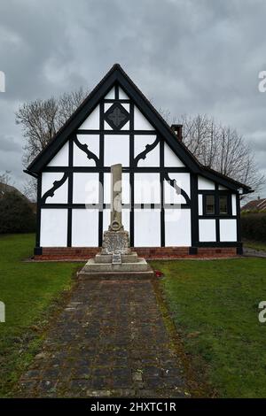 Un premier monument commémoratif de guerre du monde à côté de l'église chrétienne anglaise pittoresque de Saint-Marc, dans le village d'Oldcotes, en Angleterre. Banque D'Images